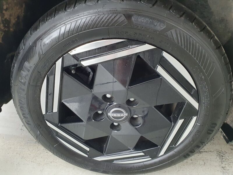 More views of Nissan Leaf