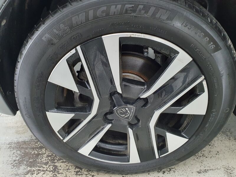 More views of Peugeot 208