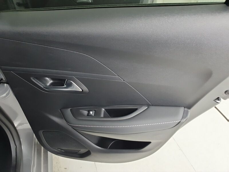 More views of Peugeot 208