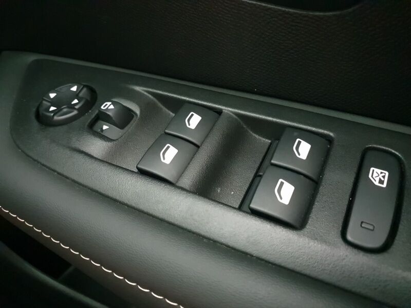 More views of Peugeot 208