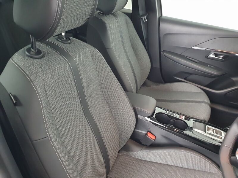 More views of Peugeot 208