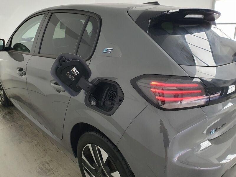 More views of Peugeot 208