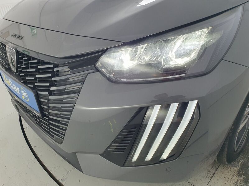 More views of Peugeot 208