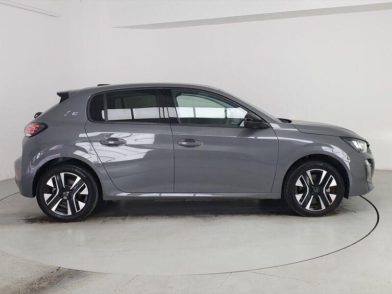 More views of Peugeot 208