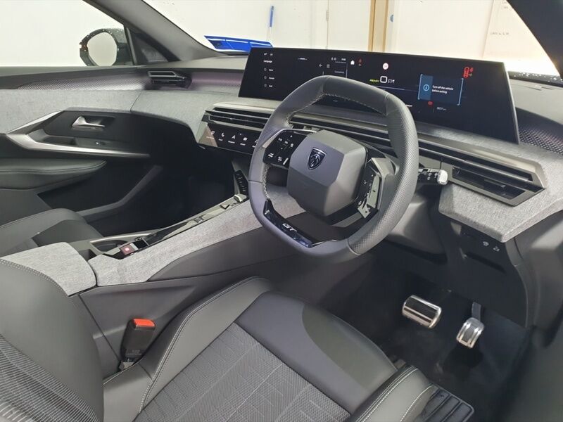 More views of Peugeot 5008