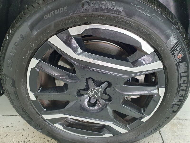 More views of Peugeot 5008