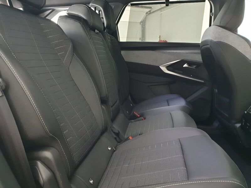 More views of Peugeot 5008