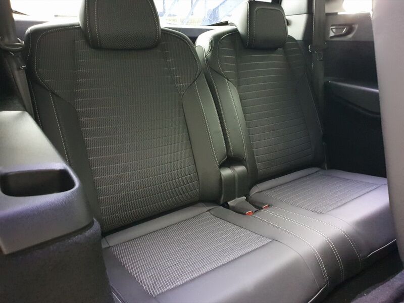 More views of Peugeot 5008
