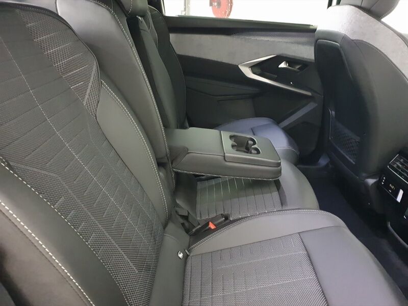More views of Peugeot 5008