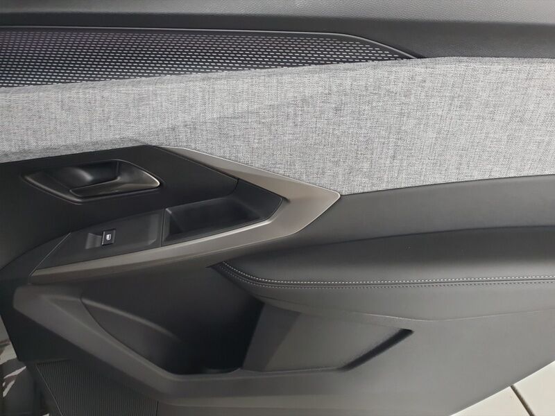 More views of Peugeot 5008