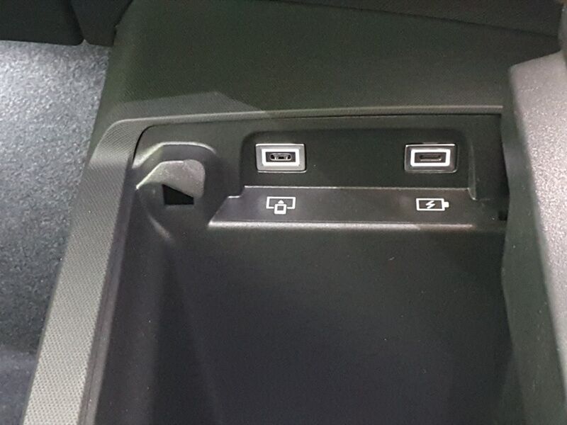 More views of Peugeot 5008