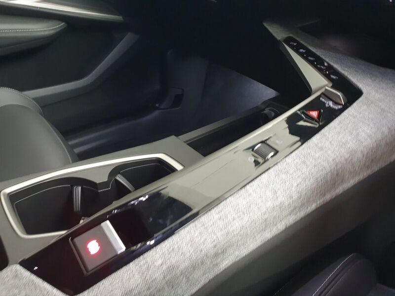 More views of Peugeot 5008