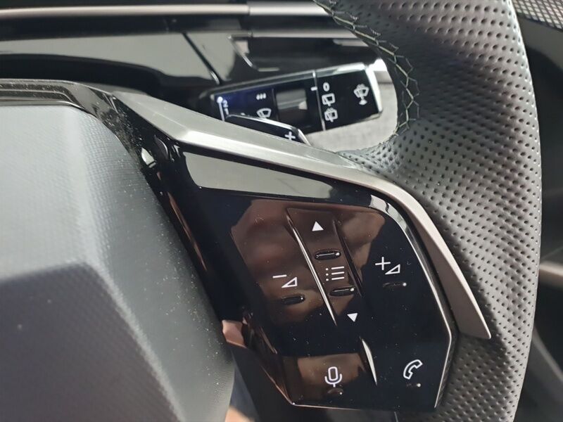 More views of Peugeot 5008