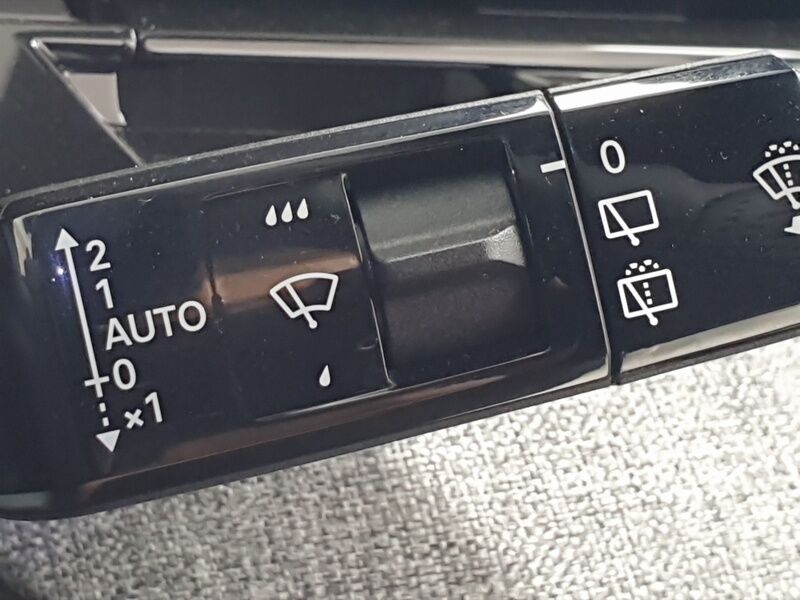 More views of Peugeot 5008