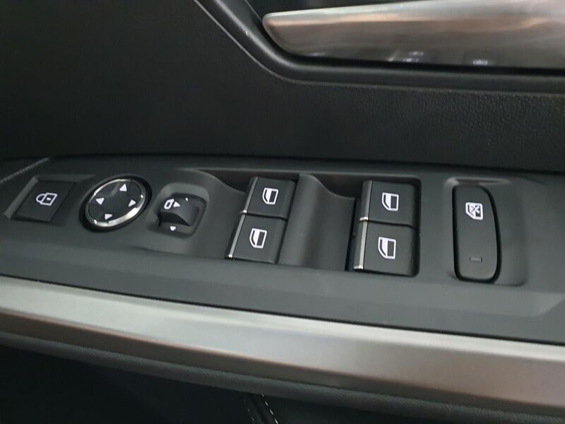 More views of Peugeot 5008
