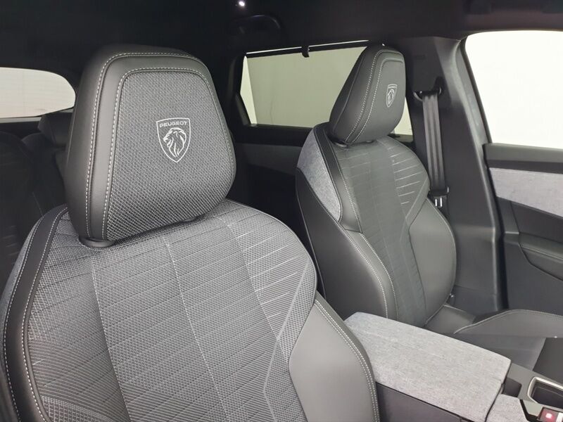 More views of Peugeot 5008