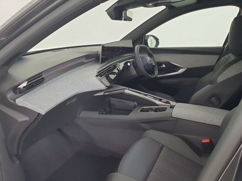 More views of Peugeot 5008