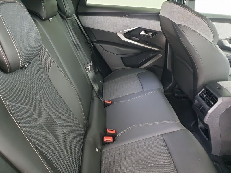 More views of Peugeot 3008