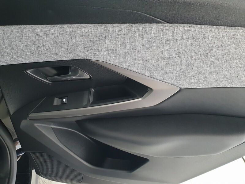 More views of Peugeot 3008