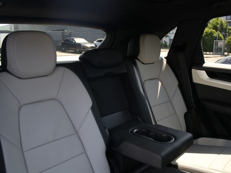 More views of Porsche Cayenne
