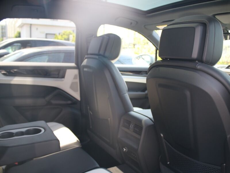 More views of Porsche Cayenne
