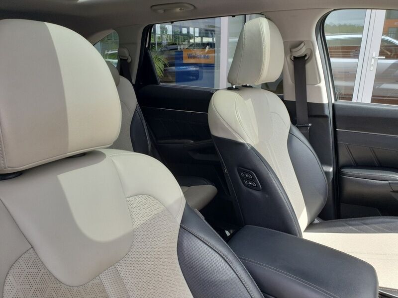 More views of Kia Sorento