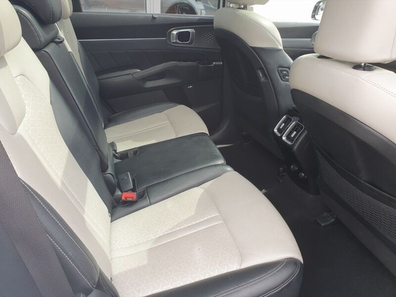 More views of Kia Sorento