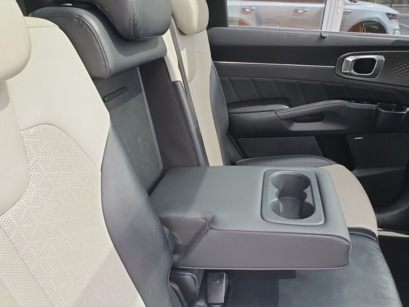More views of Kia Sorento