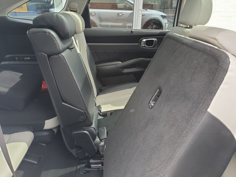 More views of Kia Sorento