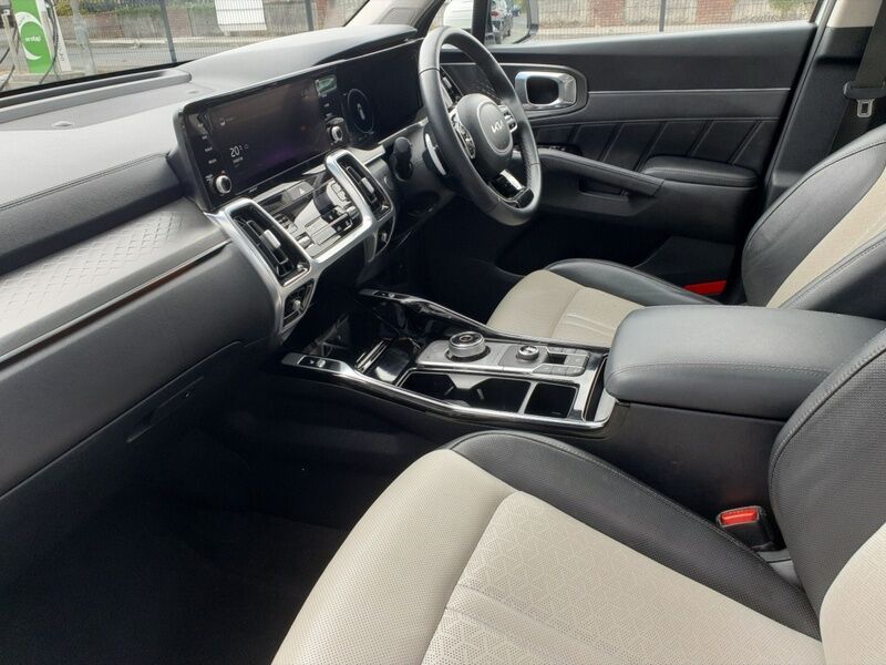 More views of Kia Sorento