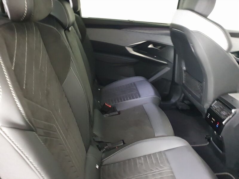 More views of Peugeot 5008
