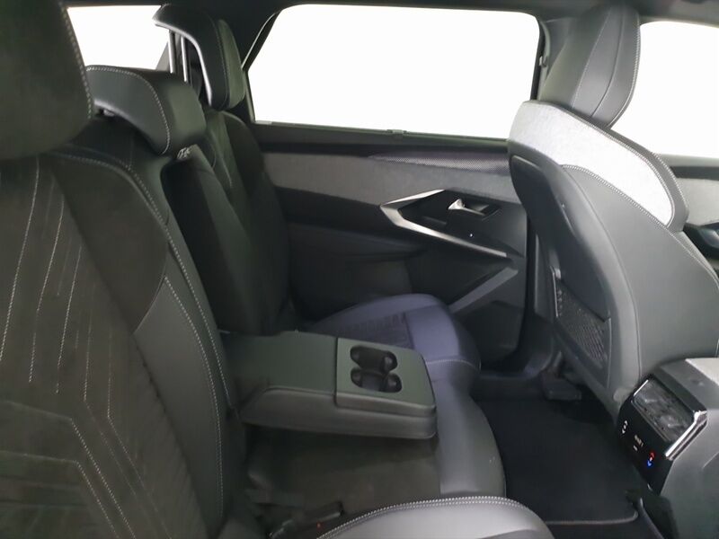 More views of Peugeot 5008