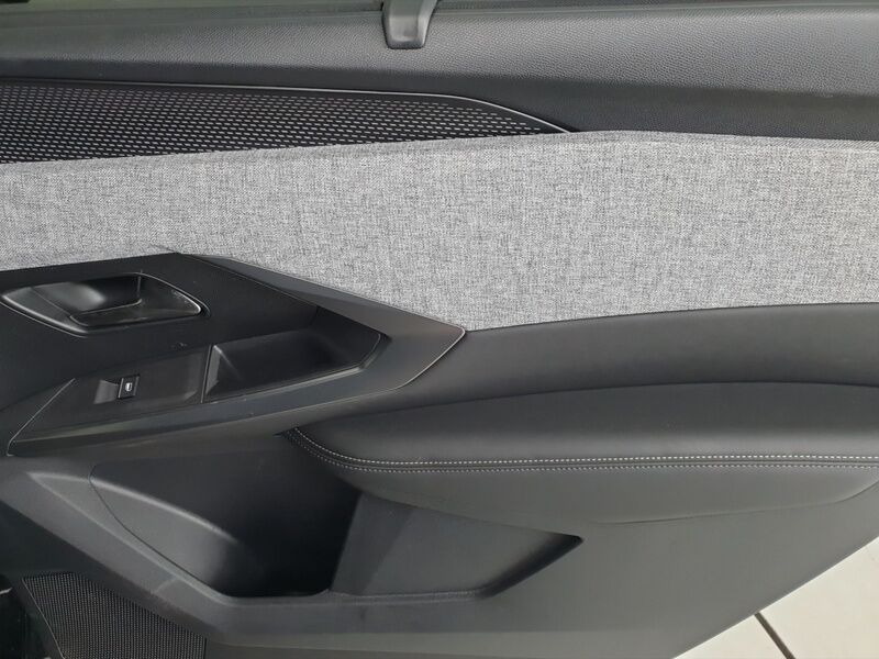 More views of Peugeot 5008
