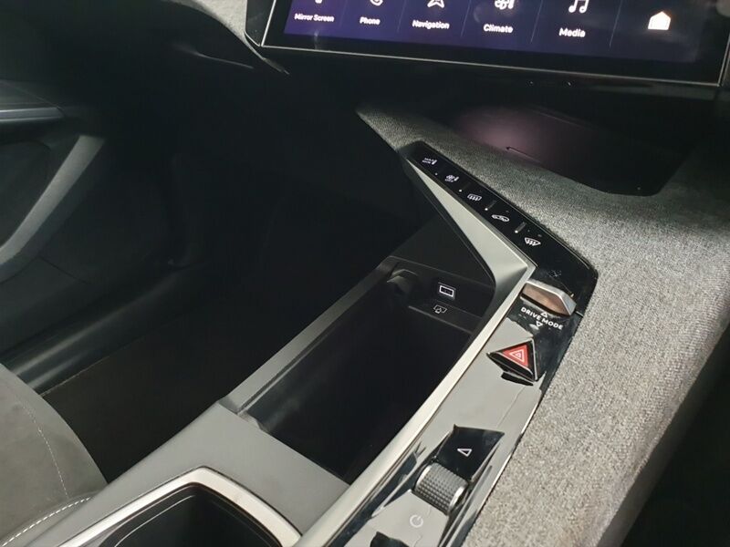 More views of Peugeot 5008