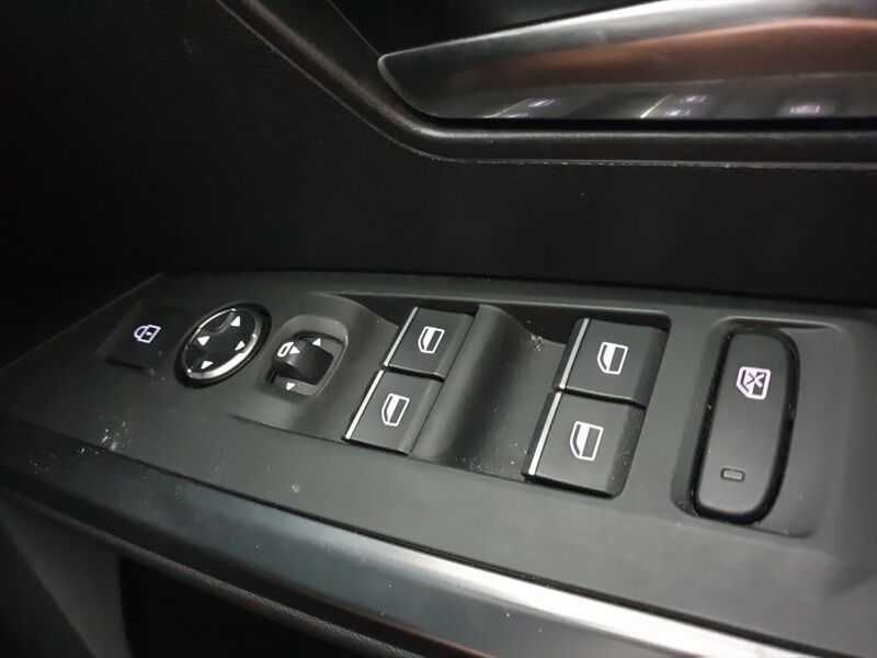 More views of Peugeot 5008