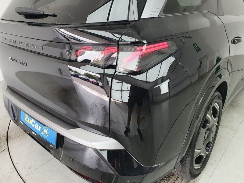 More views of Peugeot 5008