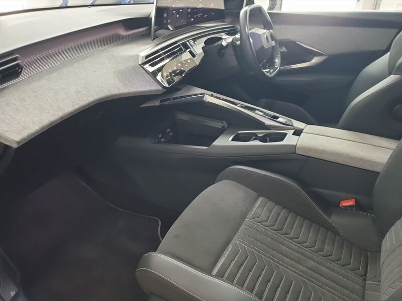 More views of Peugeot 5008