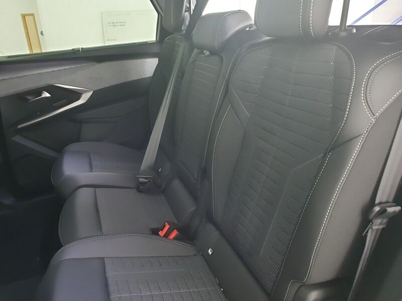 More views of Peugeot 5008