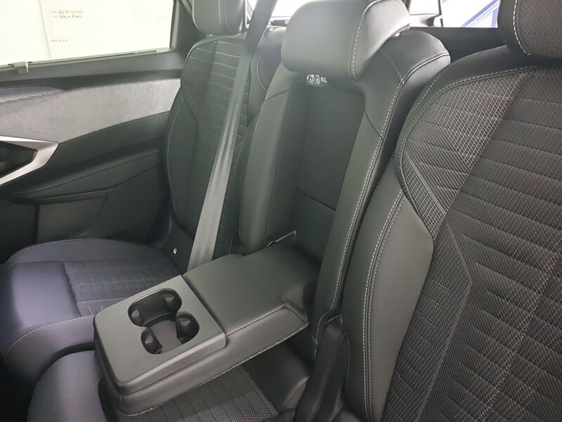 More views of Peugeot 5008