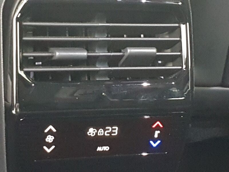 More views of Peugeot 5008