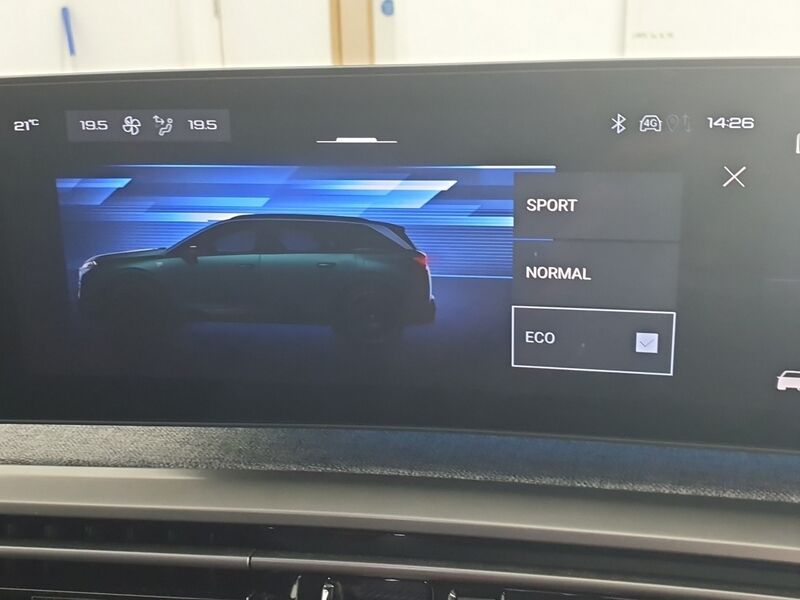 More views of Peugeot 5008