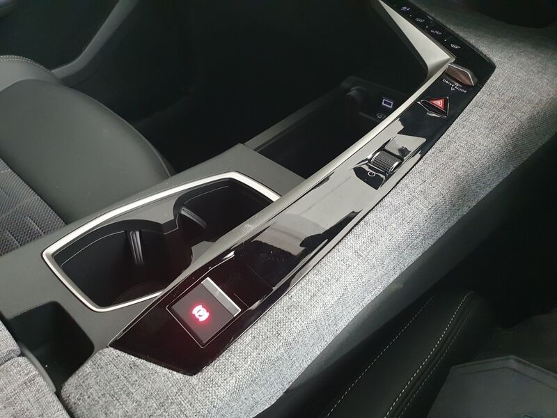 More views of Peugeot 5008