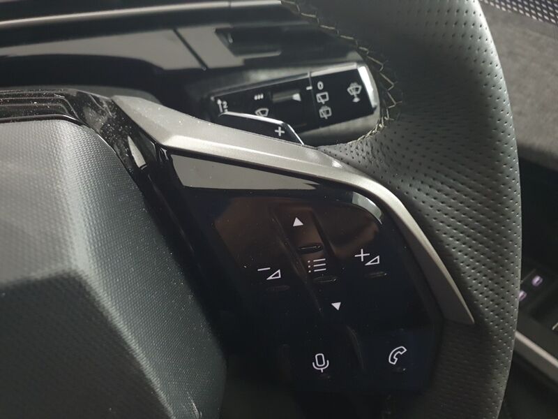 More views of Peugeot 5008
