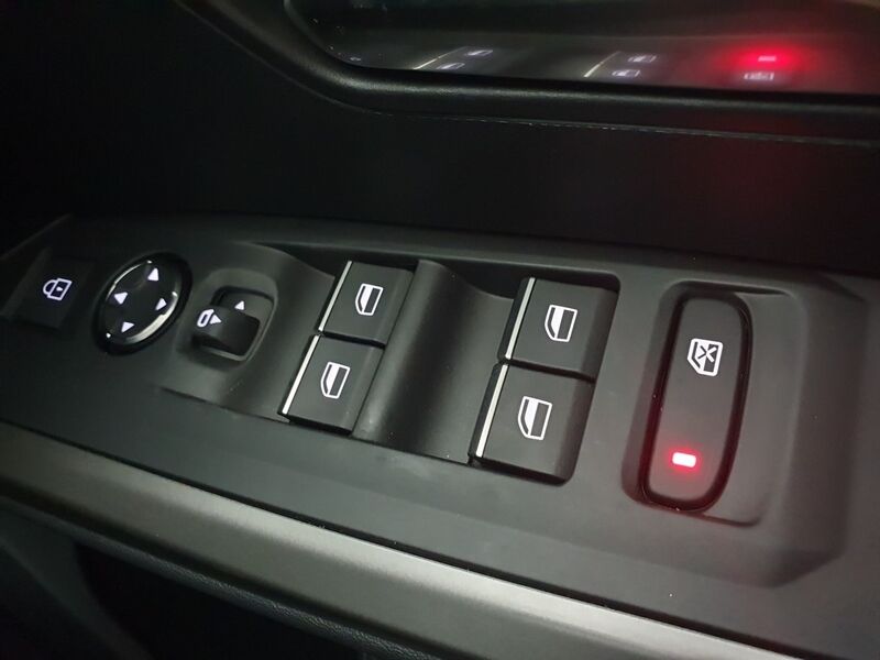 More views of Peugeot 5008