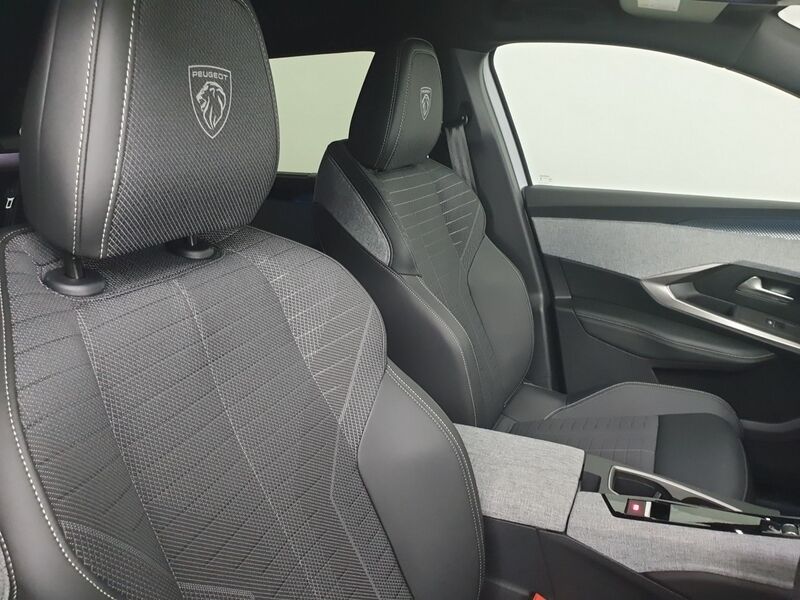 More views of Peugeot 5008
