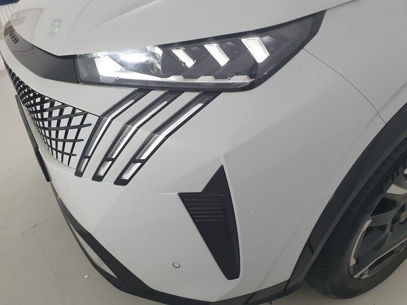 More views of Peugeot 5008