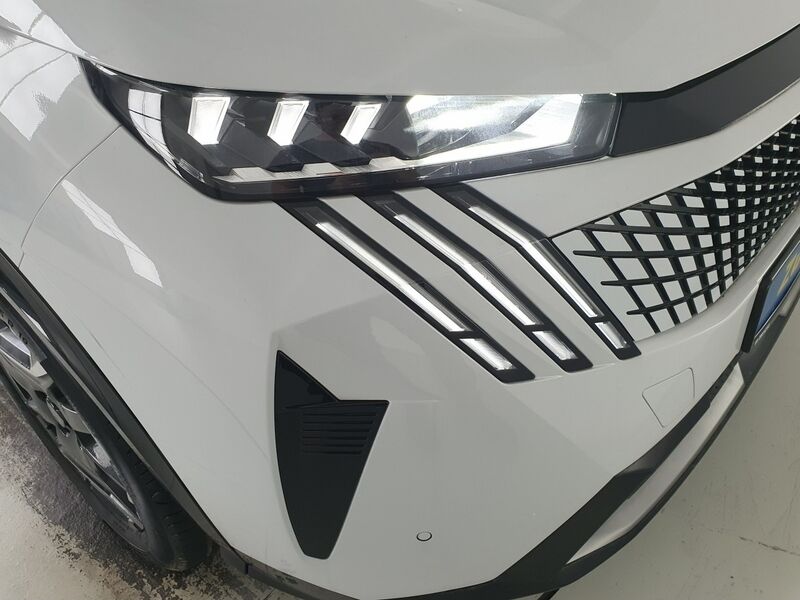 More views of Peugeot 5008