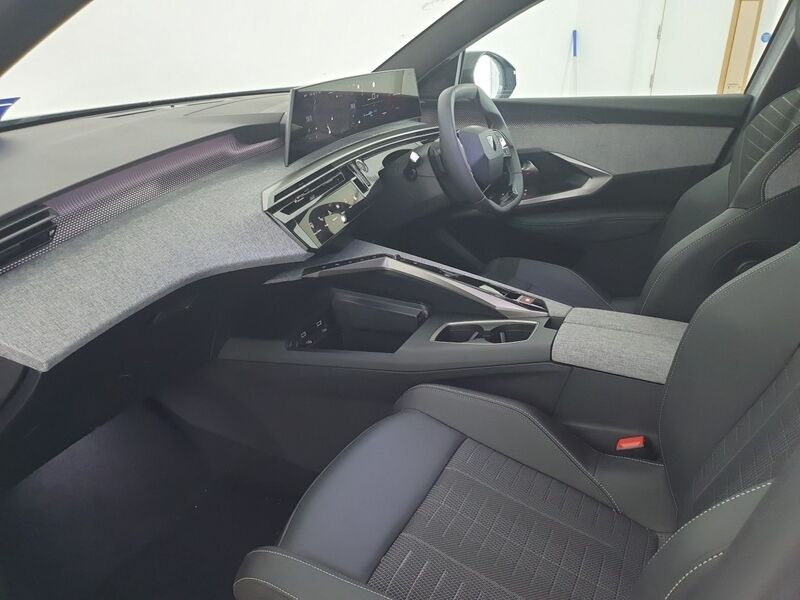 More views of Peugeot 5008