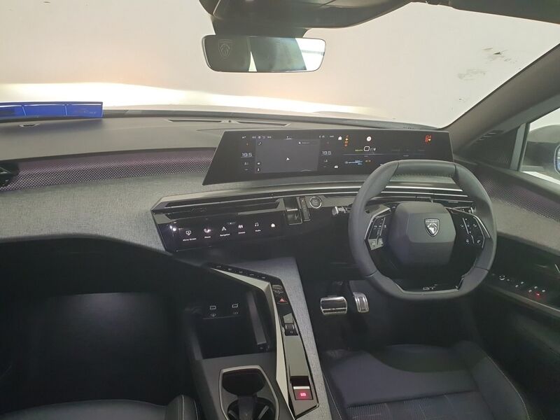 More views of Peugeot 5008