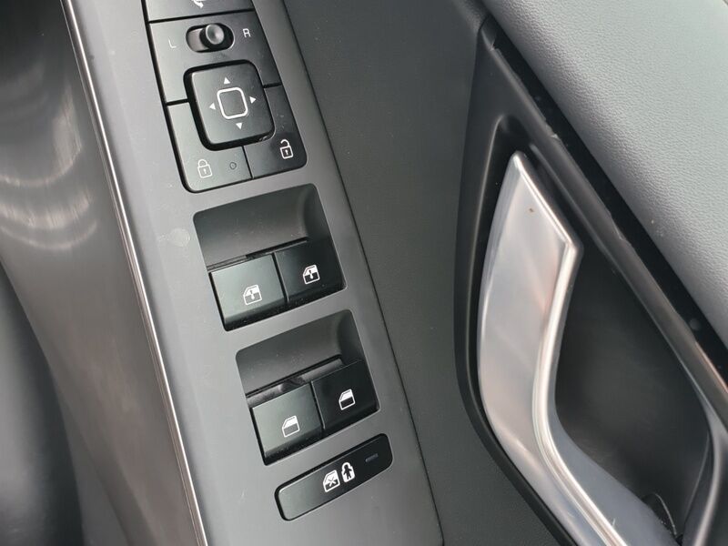 More views of Kia Niro